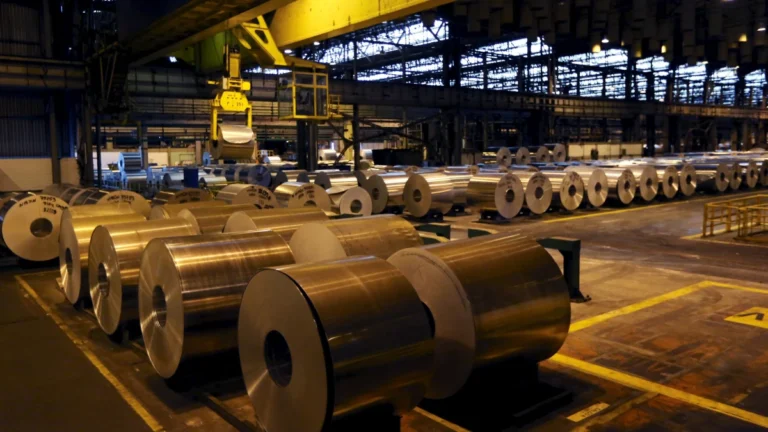 Faturamento industrial cai 5,3% em agosto e emprego fica estagnado, diz CNI